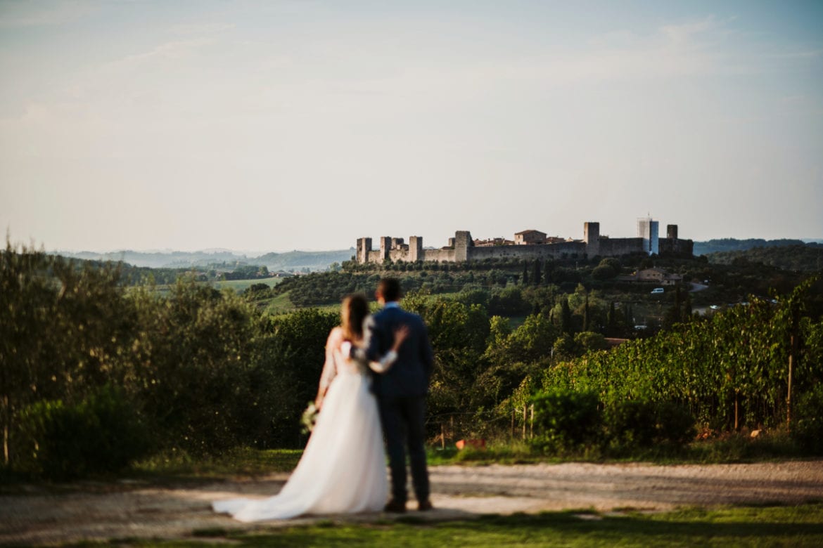 Fotoshooting Brautpaar im Weinberg mit Monteriggioni im Hintergrund